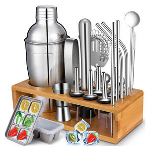 Juego de herramientas de bar de acero inoxidable plateado con soporte de madera, kit de barman moderno y duradero para la preparación de cócteles. - Product Image 1