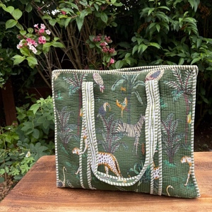 Sac de shopping en coton matelassé imprimé sur mesure, motif animalier jungle verte, vente en gros - Product Image 3