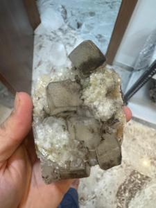 Calcite naturelle sur cristal d'heulandite |   Spécimen minéral de qualité supérieure pour collection et décoration intérieure - Product Image 3