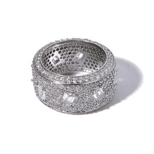 แหวนมอสซาไนต์แบบวงกว้าง เงินแท้ 925 ประดับเพชรทรงบาแกตต์แบบคลัสเตอร์ - Product Image 4