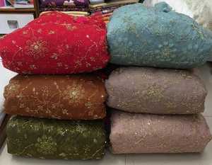 Tela de malla bordada con cuentas florales y lentejuelas pesadas, tejida con hilo, para la confección de vestidos, sarees, lehengas y dupattas para niñas, venta al por mayor. - Product Image 1