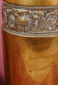 กระถางดอกไม้ทรงกระบอกทองเหลืองแกะสลักลายดอกทานตะวัน งานฝีมือคุณภาพพรีเมียม ของตกแต่งโรงแรม งานแต่งงาน ขายส่งสำหรับร้านค้า - Product Image 5