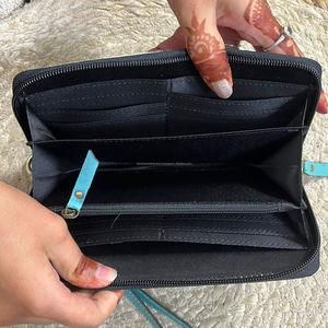 กระเป๋าคลัทช์หนังวัวแท้ลายดอกเชอร์รี่พรีเมียมสำหรับผู้หญิง ดีไซน์ใหม่ พร้อมช่องใส่บัตรและเงินสด สายคล้องมือ กระเป๋าสตางค์ใบยาว - Product Image 6