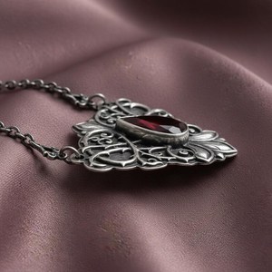 Collier de fiançailles élégant en argent sterling 925 plaqué or avec pendentif goutte d'eau rouge gothique vintage et serti clos en filigrane - Product Image 4