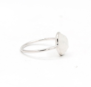 Bague Solitaire en Argent Sterling Massif 925 avec Pierre de Lune Arc-en-ciel Naturelle Ovale Sertie en Bezel, Bijoux Fins, Memoria Jewels - Product Image 2