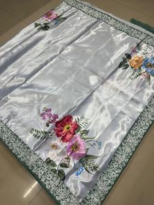Sari de Seda Ultra Satinada con Diseño Digital y Bordado, Borde de Encaje, con Blusa de Seda Mono Banglory sin Coser - Product Image 5