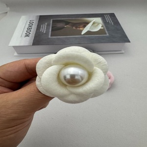 Broche de Rosa de Lana Sintética con Perlas Estilo Francés, Elegante Pin Floral para Solapa, Joyería de Alta Calidad para Bodas y Fiestas - Product Image 4