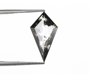 เพชรทรงว่าว 1.68 กะรัต เจียระไนแบบเกลือพริกไทย แฟนซีคัท เจาะด้วยเลเซอร์ เพชรเลี้ยงในห้องปฏิบัติการ เพชรเม็ดเดี่ยวเจียระไนตามสั่งสำหรับเครื่องประดับ ขายดี - Product Image 1