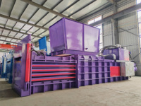 Presse à balles carrées hydraulique automatique hautement durable avec moteur, fabriquée avec des matériaux de haute qualité