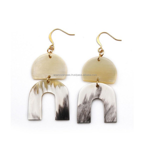 Boucles d'oreilles en corne de buffle artisanales, bijoux en corne durables, qualité d'exportation - Product Image 5