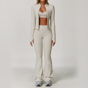 Conjunto de yoga de 2 piezas para mujer, color blanco, leggings sin costuras de cintura alta con efecto fruncido en la parte trasera y top corto de manga corta con espalda descubierta - Product Image 4