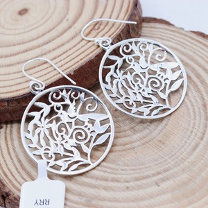 Boucles d'oreilles pendantes rondes ajourées en argent sterling 925 avec motif oiseau et branche, Memoria Jewels, vente en gros - Product Image 4