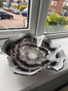 Cuenco Grande de Resina: Gris, Negro y con Hojas Plateadas - Frutero Decorativo - Product Image 4