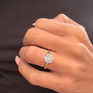 Bague de fiançailles classique pour femme en or jaune 14 carats avec diamant de laboratoire taille brillant de 2 carats, personnalisable, certifiée IGI, livrée avec boîte à bijoux - Product Image 1