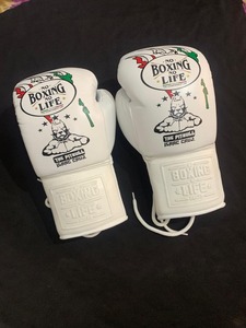 ถุงมือชกมวยพิมพ์ลาย No Boxing No Life แบบรัดติด  หนังแท้  พร้อมที่จับมือ  ลายกราฟฟิตี - Product Image 3