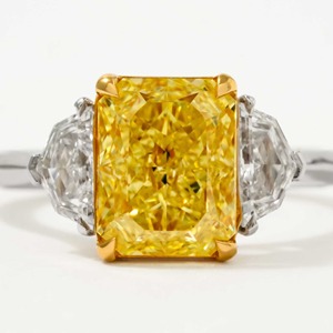 Anillo de Compromiso de Oro Blanco de 14K con Diamante Cultivado en Laboratorio de Corte Radiante de 3.70ct, Color Amarillo Fantasía, Claridad SI1, Certificado IGI - Product Image 3