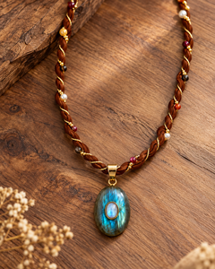 Collier tressé marron Boho Luxe avec pendentif ovale en pierre précieuse irisée, bijoux perlés faits à la main pour femmes - Product Image 3
