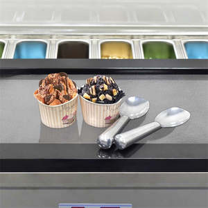 เครื่องทำไอศกรีมแบบแผ่นหินอ่อนสีดำ Cold Stone พร้อมท็อปครัวแบบเรียบ มีถังแช่เย็น 8 ถัง และแผงกั้นป้องกันละอองฝอยแบบใส - Product Image 1