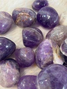 Pierres d'améthyste rondes de qualité supérieure avec une coloration violet foncé, des bords lisses et une texture polie pour les collectionneurs, la décoration et le bien-être - Product Image 4