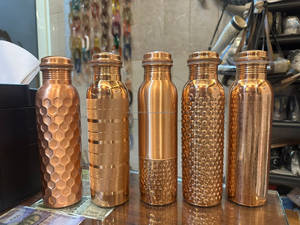 ขวดน้ำทองแดงแท้ 34 ออนซ์ ยี่ห้อ Saniya Handicraft สำหรับทุกเพศ ทุกวัย เป็นมิตรต่อสิ่งแวดล้อม ใช้กับเครื่องล้างจานได้ ทนความร้อน ใช้สำหรับน้ำเดือดได้ ดีไซน์คลาสสิก เหมาะสำหรับออกกำลังกาย ปาร์ตี้ - Product Image 2