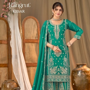 Ensemble de costume palazzo en georgette brodée de motifs floraux, avec de riches broderies, est un élégant ensemble ethnique conçu pour les réceptions. - Product Image 4
