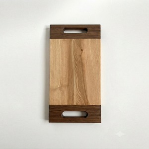 Planche à découper moderne en bois bicolore avec deux poignées intégrées et une finition à grain contrasté pour couper les légumes - Product Image 2