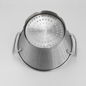 Exquisitos coladores y escurridores de acero inoxidable que proporcionan un excelente control al escurrir alimentos delicados como bayas o hierbas. - Product Image 6