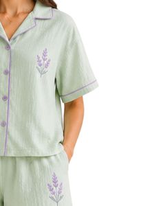 Ensemble de pyjama personnalisé vert clair pour femme, manches courtes, boutonné, broderie lavande, doux et respirant, idéal pour l'été - Product Image 4