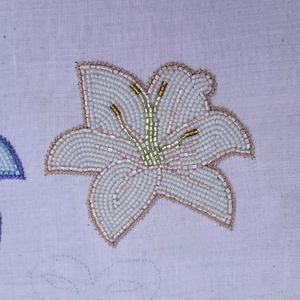Breloque et porte-clés brodés à la main en perles de rocaille, motif pain d'épices, élégants, luxueux, dernières tendances, par Hiba Enterprises - Product Image 1