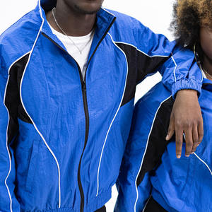 Conjunto de Chaqueta y Pantalones Deportivos Holgados con Bloques de Color Personalizados, Estilo Urbano Oversize, Cortavientos con Cremallera y Pantalón Jogger de Nylon Holgado - Product Image 2