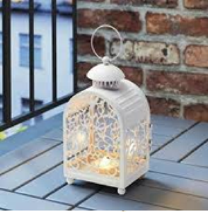 Delicada linterna de metal blanca arqueada que muestra hermosos patrones de siluetas de árboles, disponible a precios de mayorista. - Product Image 1