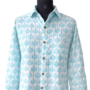 Camisa de algodón a rayas con estampado a mano |   Camisa Verde y Blanca con Botones |   Camisa Unisex Hecha a Mano por Artesanos |   Top de Moda Sostenible - Product Image 1