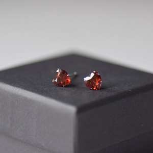 Boucles d'oreilles clous en grenat, pierre de naissance de janvier, en argent sterling, cœur en grenat, bijoux minimalistes, cadeau pour elle - Product Image 4