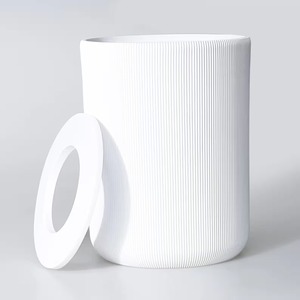 ถังขยะโลหะลายริ้วสีทองหรูหราพร้อมฝาปิด เหมาะสำหรับห้องน้ำ ห้องนอน สำนักงาน และตกแต่งโรงแรม ขายส่งจากอินเดีย - Product Image 3