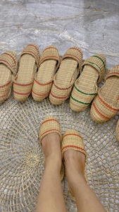 Pantoufles tissées artisanales du Vietnam en jacinthe d'eau pour hôtels de luxe, hôtels de villégiature et vente au détail internationale - Product Image 3