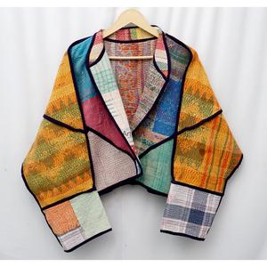 Chaqueta Kantha Vintage Ecológica Premium para Mujer - Diseño Boho Hecho a Mano, Acolchado, Patchwork, 100% Algodón, Reversible, de Secado Rápido - Product Image 3