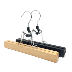 Cintres en bois avec pinces, crochet en acier inoxydable, antidérapants, anti-empreintes, pinces pour jupes, cintres en bois avec logo - Product Image 1