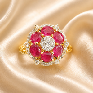 Anillo Floral de Lujo con Rubí Simulado en Oro de 14K y Halo de Circonitas Brillantes, Joyería Premium para Novias y Damas de Honor - Product Image 3