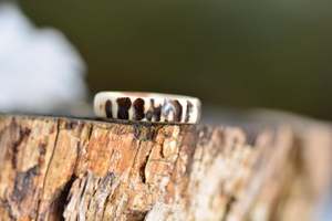 Anillo de asta de ciervo natural – Anillo de boda rústico hecho a mano con astas de bosques polacos – Joyería única de astas - Product Image 3