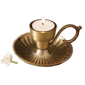 Porte-bougie vintage en laiton style chamberstick poignée tasse et soucoupe diya support classique chevet bougie plat aspect antique - Product Image 1