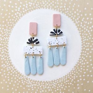 Boucles d'oreilles en résine légères, faites à la main, polies lisses, qualité durable, design tendance pour bijoux de mode, accessoires en cristal - Product Image 1