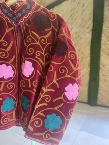 Chaqueta de Terciopelo Bordada con Flores Hecha a Mano para Mujer |   Ropa de abrigo artesanal de primera calidad, estilo bohemio, étnico, con forro de algodón, para otoño e invierno. - Product Image 3