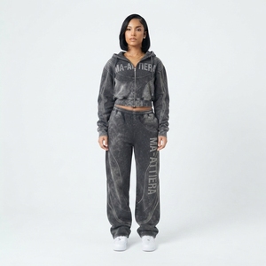 Conjunto de chándal de dos piezas para mujer con sudadera corta con cremallera y pantalones de chándal de pierna ancha con lavado ácido y pedrería - Product Image 1