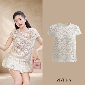 เสื้อแขนสั้นลายดอกไม้สีขาวสำหรับผู้หญิง กระดุมแบบกบ ชายเสื้อแบบสแกลลอป สไตล์ผู้หญิงเก๋ไก๋ เสื้อซีทรูบางเบาสำหรับฤดูร้อน สไตล์ลำลอง ELARA - Product Image 1
