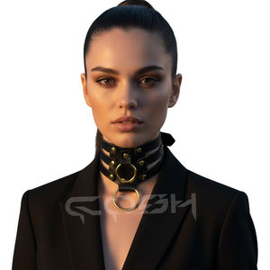 Harnais de cou punk gothique en similicuir noir fait main à triple sangle avec doubles anneaux en O dorés et détails cloutés - Product Image 2