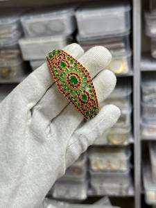 Pulsera de Perlas, Rubíes y Esmeraldas Chapada en Oro de la India, Estilo Rajasthani, para Mujer, Joyería Tradicional Jaipuri para Bodas y Eventos Étnicos - Product Image 6