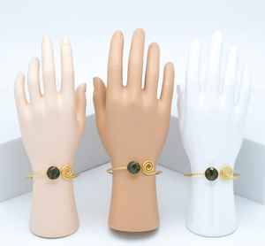 Brazalete de paladio chapado en oro hecho a mano |   Brazalete Vintage con Diseño en Espiral y una Sola Piedra |   Joyería con Piedras Preciosas Certificadas por IGI HARI - Product Image 1