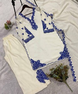 ชุดปักลายมูล ชานเดรี พร้อมกางเกงปาลาซโซ่และผ้าคลุมไหล่ สไตล์งานรื่นเริง ราคาขายส่ง เสื้อผ้าชาติพันธุ์ สีขาว - Product Image 5