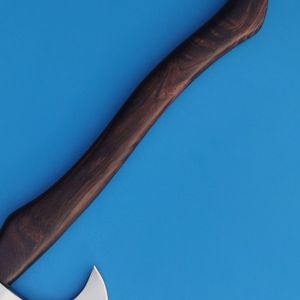 Hache de camping industrielle pour l'extérieur, en acier à haute teneur en carbone, à dos plat, manche en bois naturel, lame en acier forgé, pour le bushcraft - Product Image 3