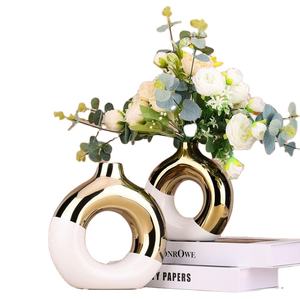 Vase à fleurs abstrait moderne en or et blanc, vase décoratif élégant pour la maison, le bureau, l'hôtel, décoration de table - Product Image 1